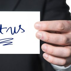 内容编辑阿澈伏在桌前写新手向稿件，手边摊开着关于日韩 在线 永久 域名 自动 转 跳 无 广告 的术语解释草稿，窗外午后阳光洒在纸面上